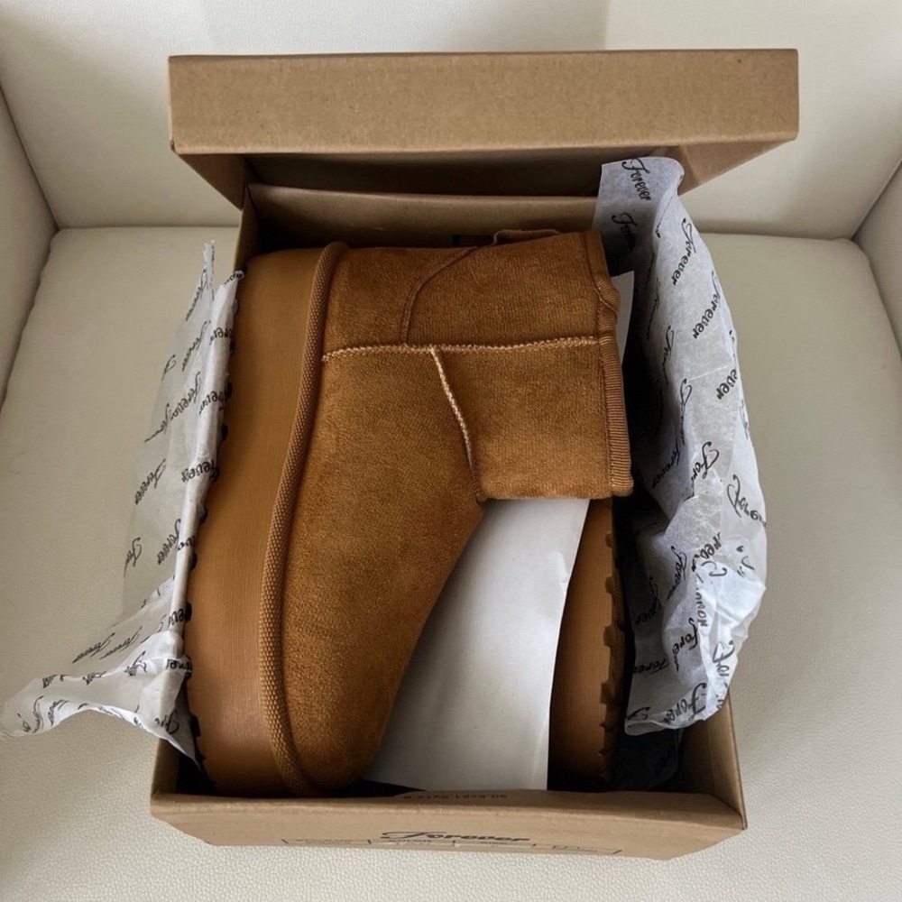 NEW Chestnut sz 9 Classic Ultra mini 
New in box